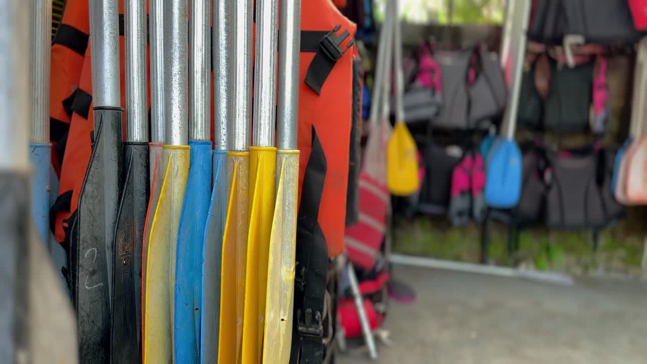 las paletas y los chalecos salvavidas expuestos para los kayakistas son necesarios y obligatorios
