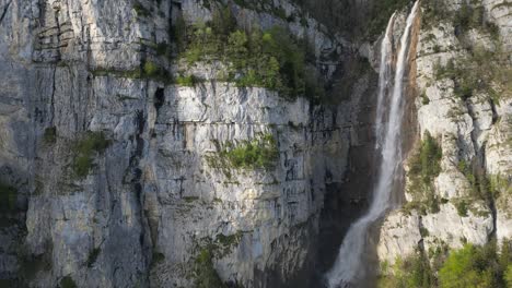 seerenbach cae en amden, suiza. la cascada es una naturaleza aérea. el agua desciende por la ladera de la montaña.