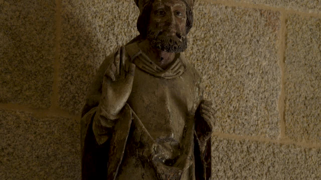 primer plano de la estatua del santo en el monasterio, ourense, galicia, españa