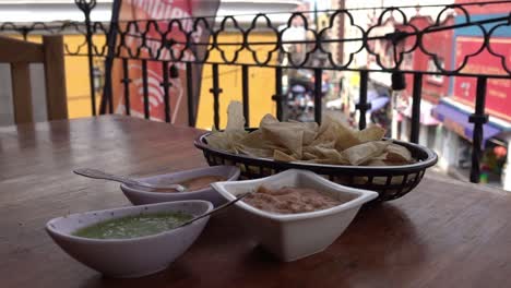 Tortillas-Auf-Dem-Tisch,-Bereit-Zum-Dippen-In-Salsa-Oder-Guacamole