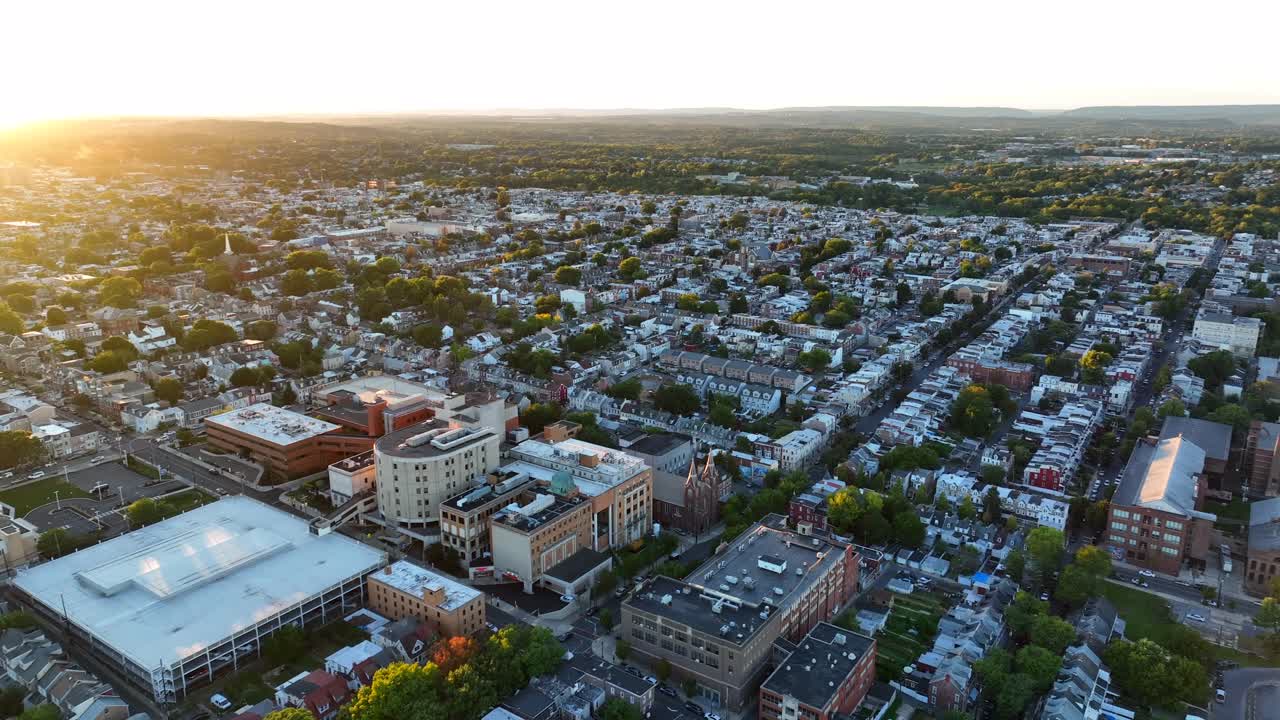 석양에 미국 도시 공중 궤도