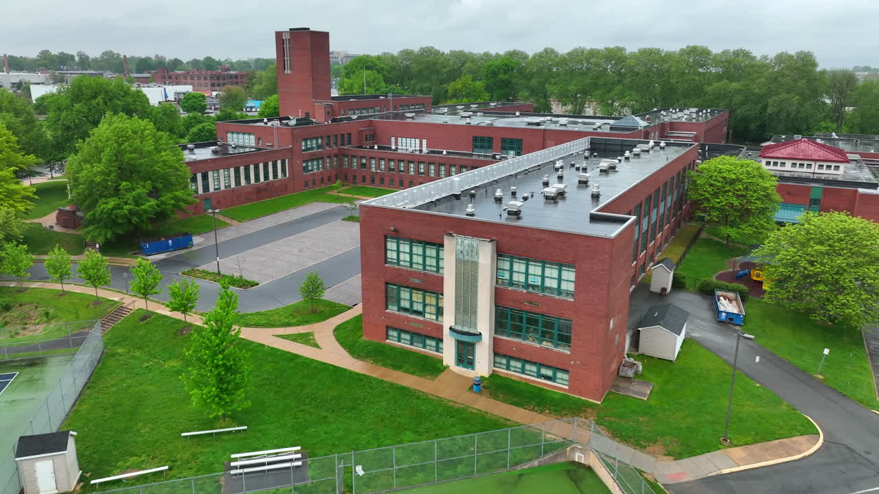 órbita aérea alrededor de la escuela