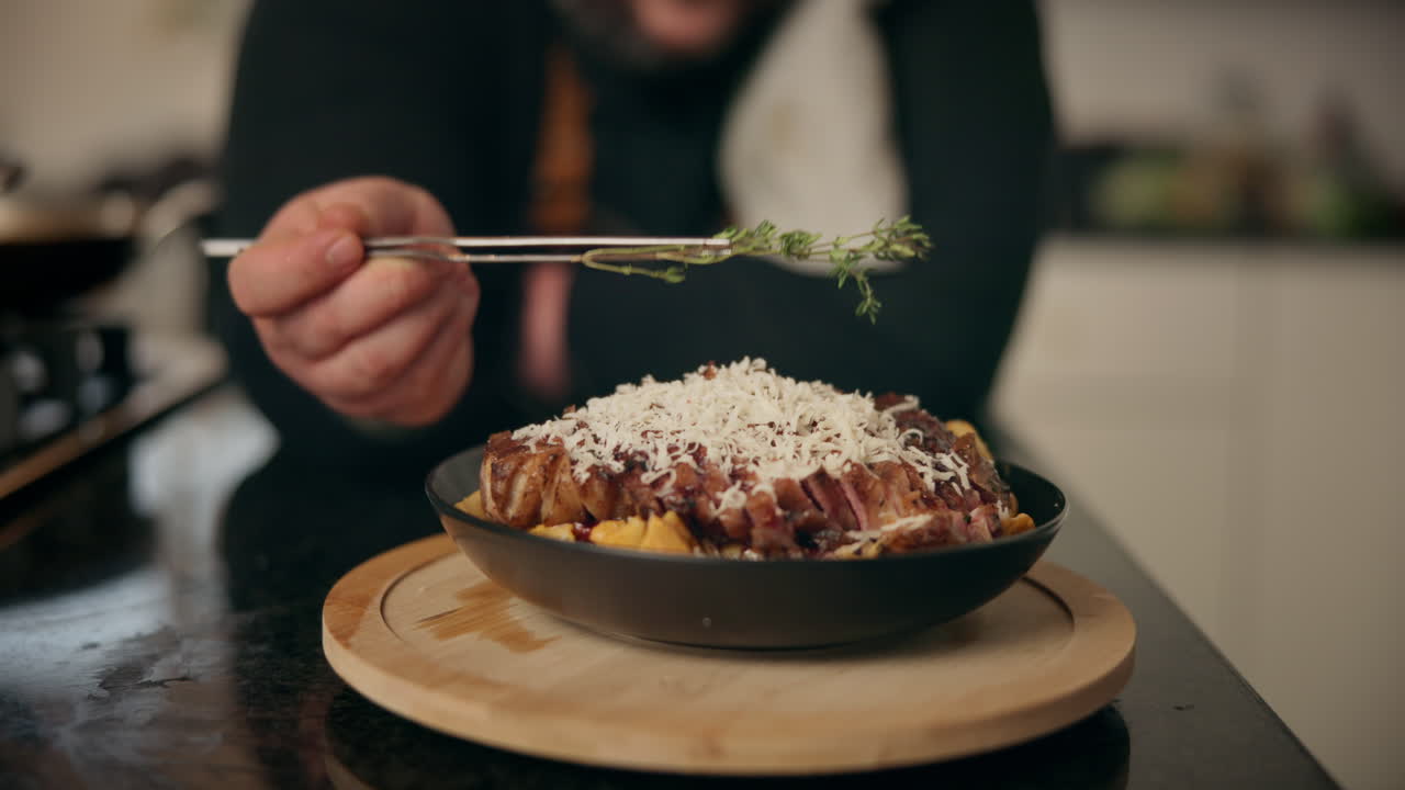 요리사는 폴렌타와 함께 맛있는 스테이크 요리를 준비하고 있습니다.