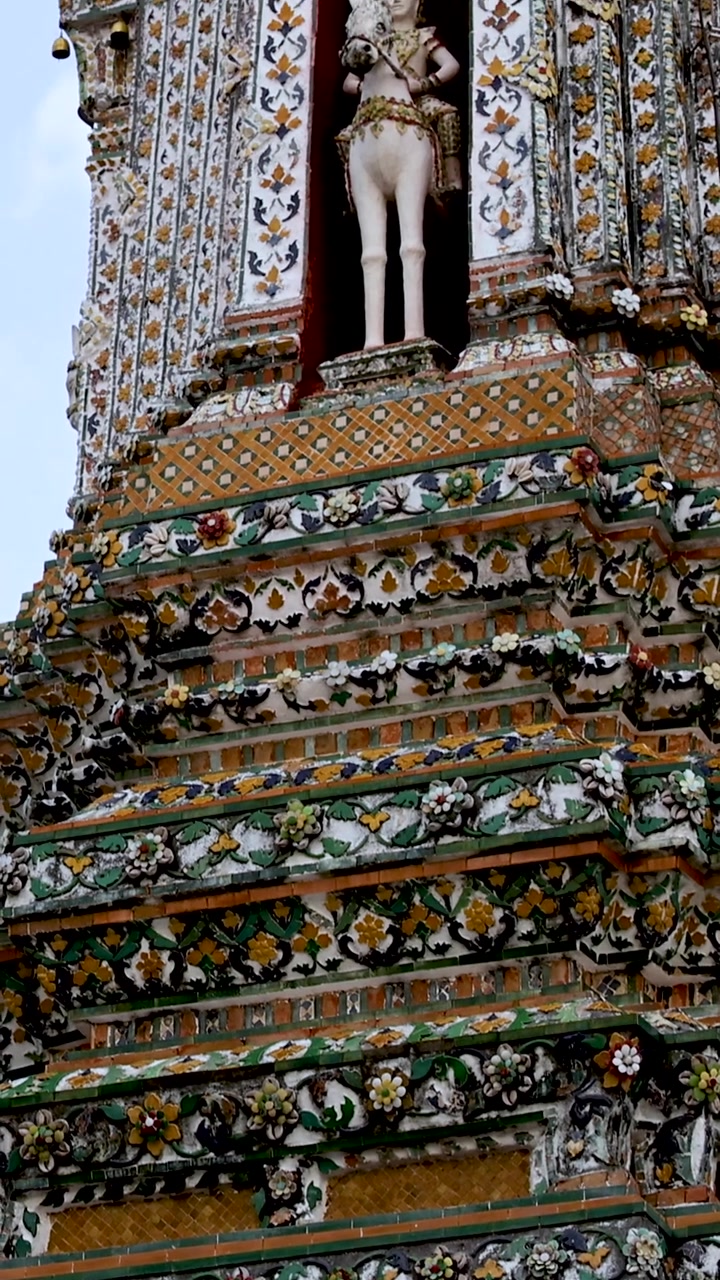 Viste ravvicinate degli intricati mosaici del Wat Arun