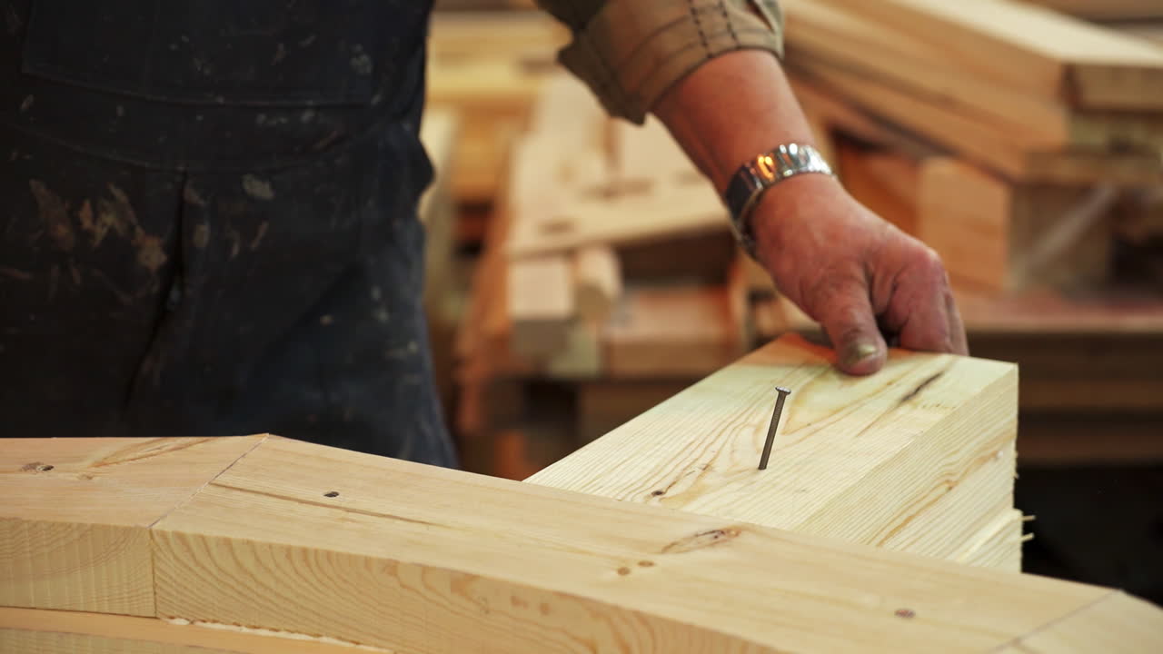 carpintero que trabaja en un marco de madera