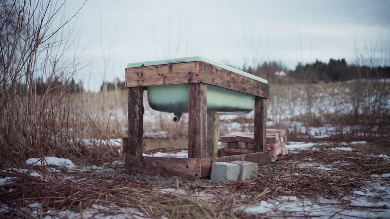 그 남자는 콘크리트 블록을 디이 핫  으로 운반하고 있습니다.