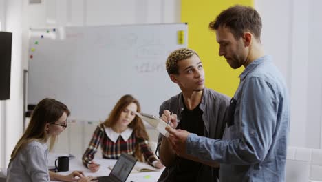 jóvenes empresarios creativos comunicación, hombre compartiendo una idea con un colega