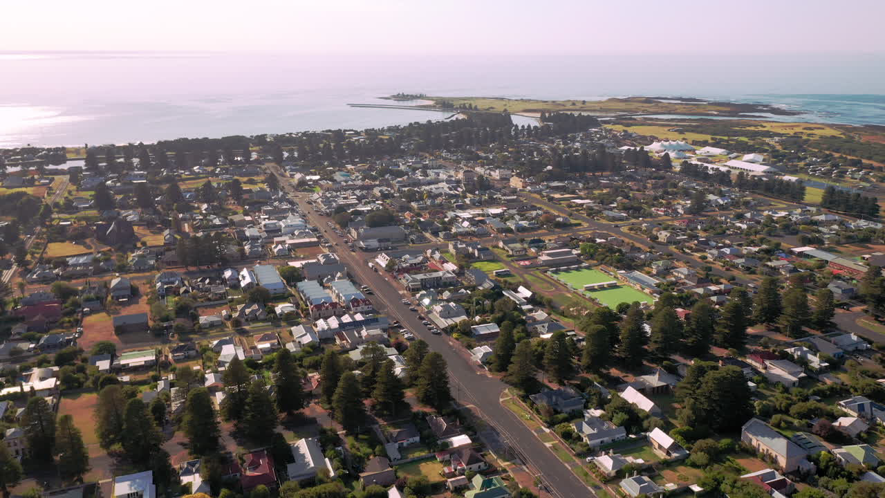 아름다운 풍경, 섬, 바닷물을 배경으로 한 공중 비행 작은 호주 도시