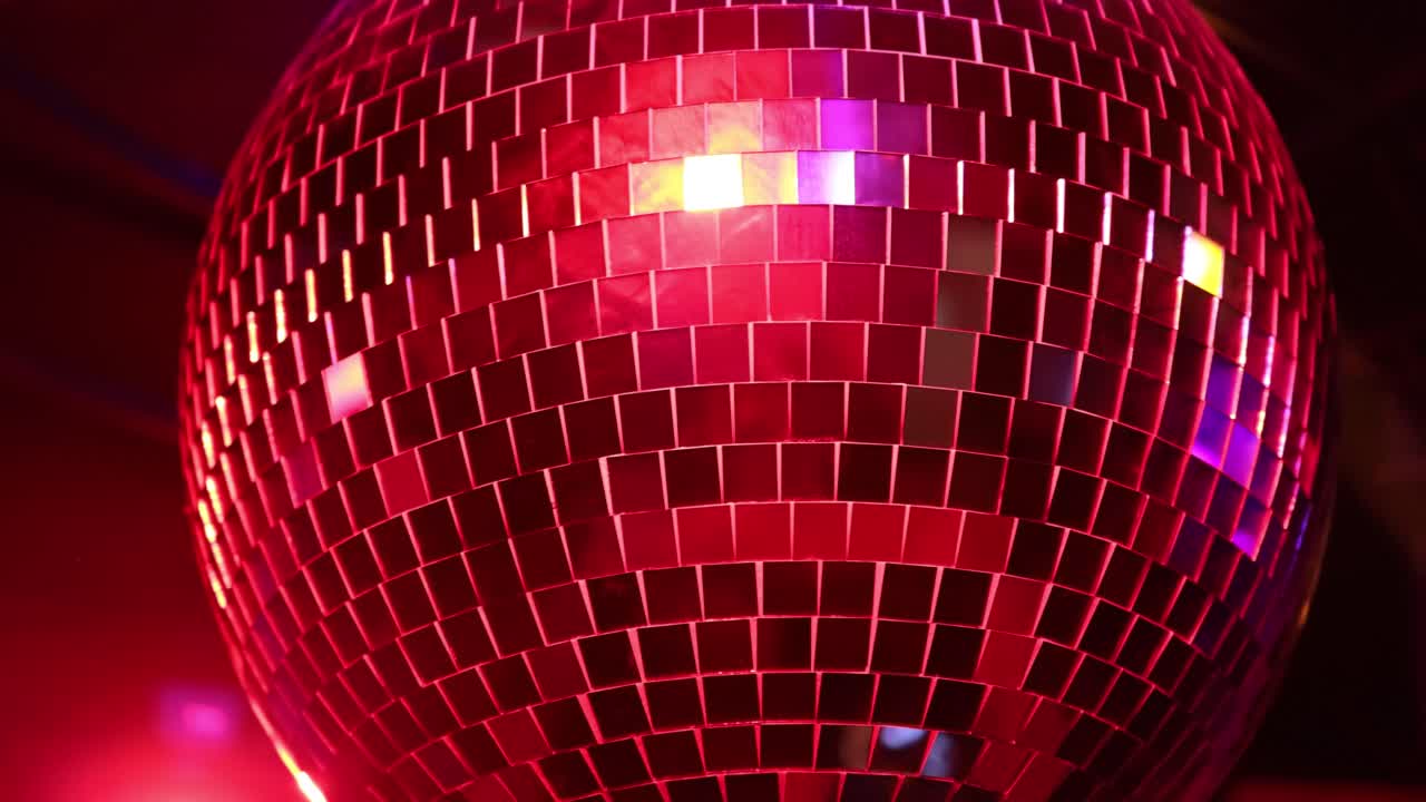 el fondo de reflexión de la luz de la bola de la discoteca en un club nocturno.