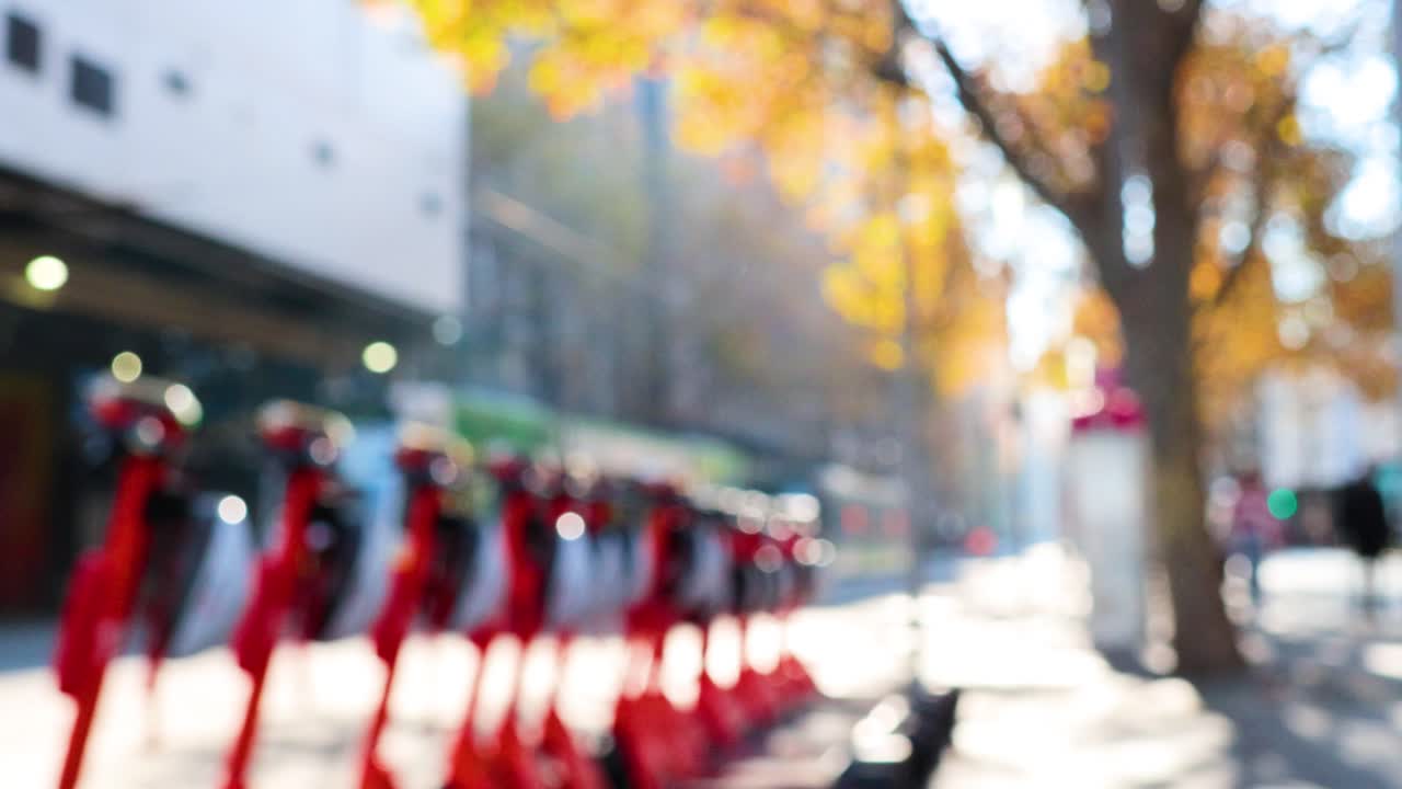 이 많은 거리를 지나가는 다채로운 트램