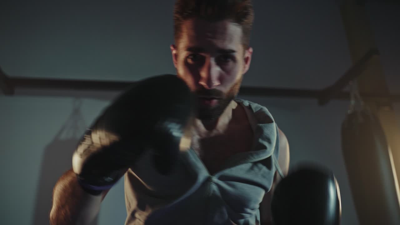 체육관에서 권투하는 남자