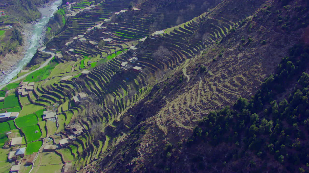 el pueblo de montaña está situado en el corazón de las montañas de cachemira, india, donde el encanto escénico es incomparable.