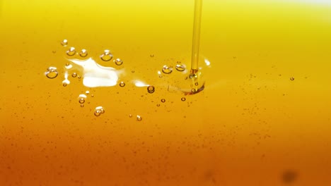 verter aceite en el motor del coche o oliva cocción de verduras y burbujas aisladas. verter miel. cámara lenta