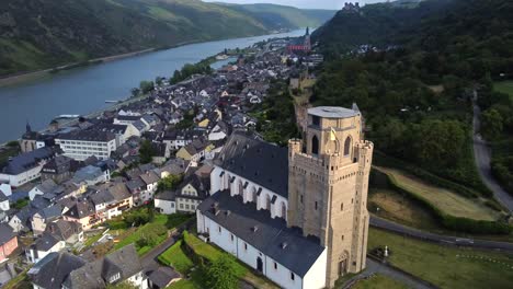 Medieval-military-church-with-Fortified-tower-in-Oberwesel-town,-Germany