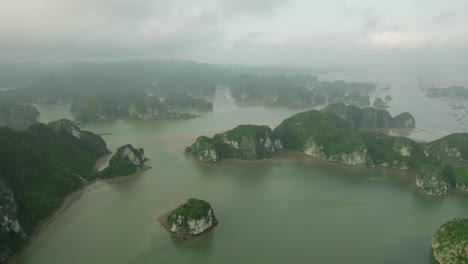 vista aérea de una isla ubicada en la bahía de ha long, vietnam, que muestra su impresionante paisaje natural y características únicas