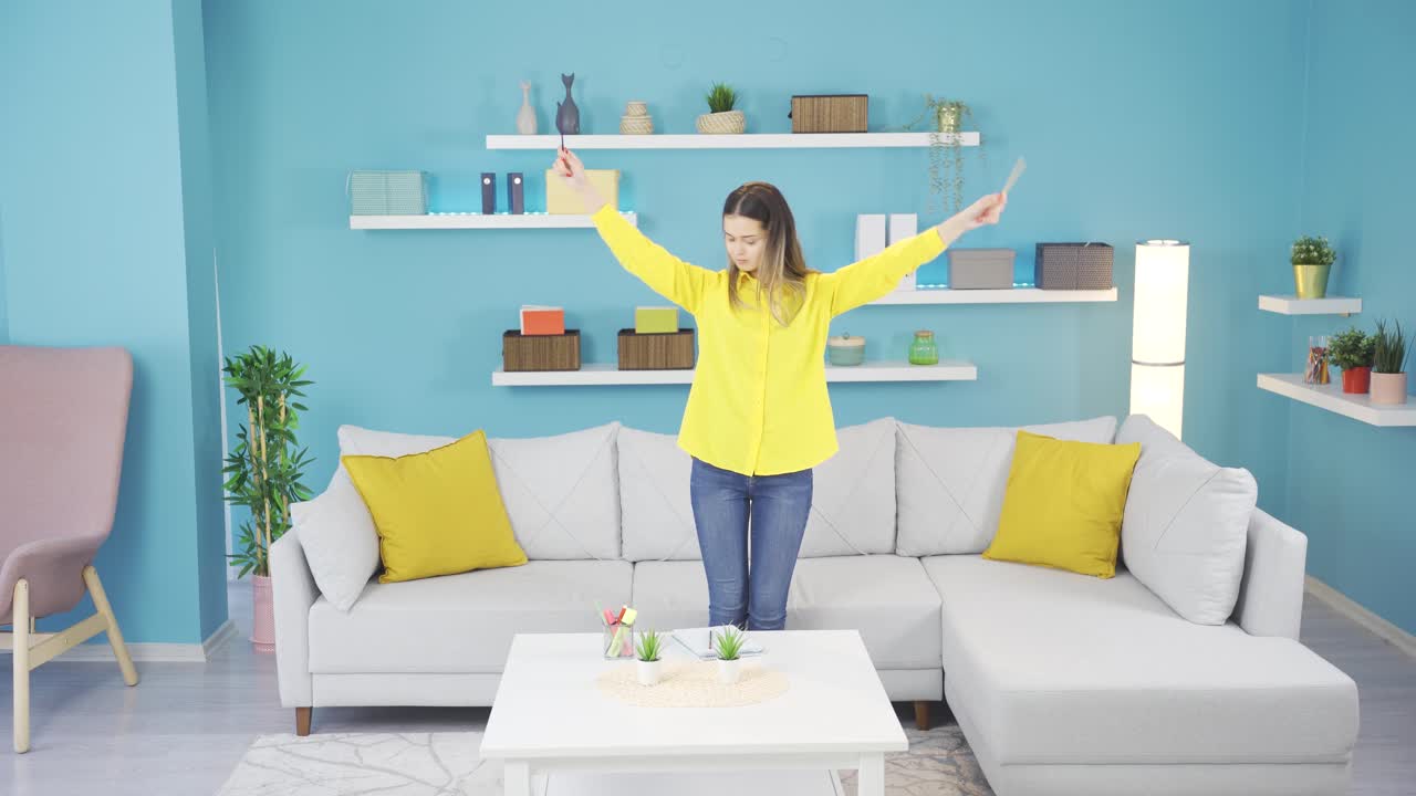 오페라 가수인 척하는 재미있는 젊은 소녀.