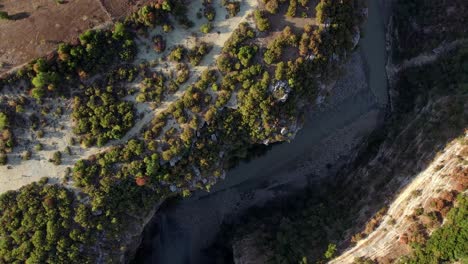 Von-Oben-Nach-Unten-Der-Osumi-Schlucht-In-Albanien-Im-Spätsommer