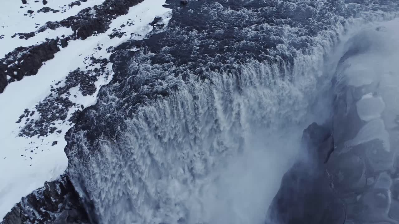 겨울 눈 덮인 절벽에 폭포