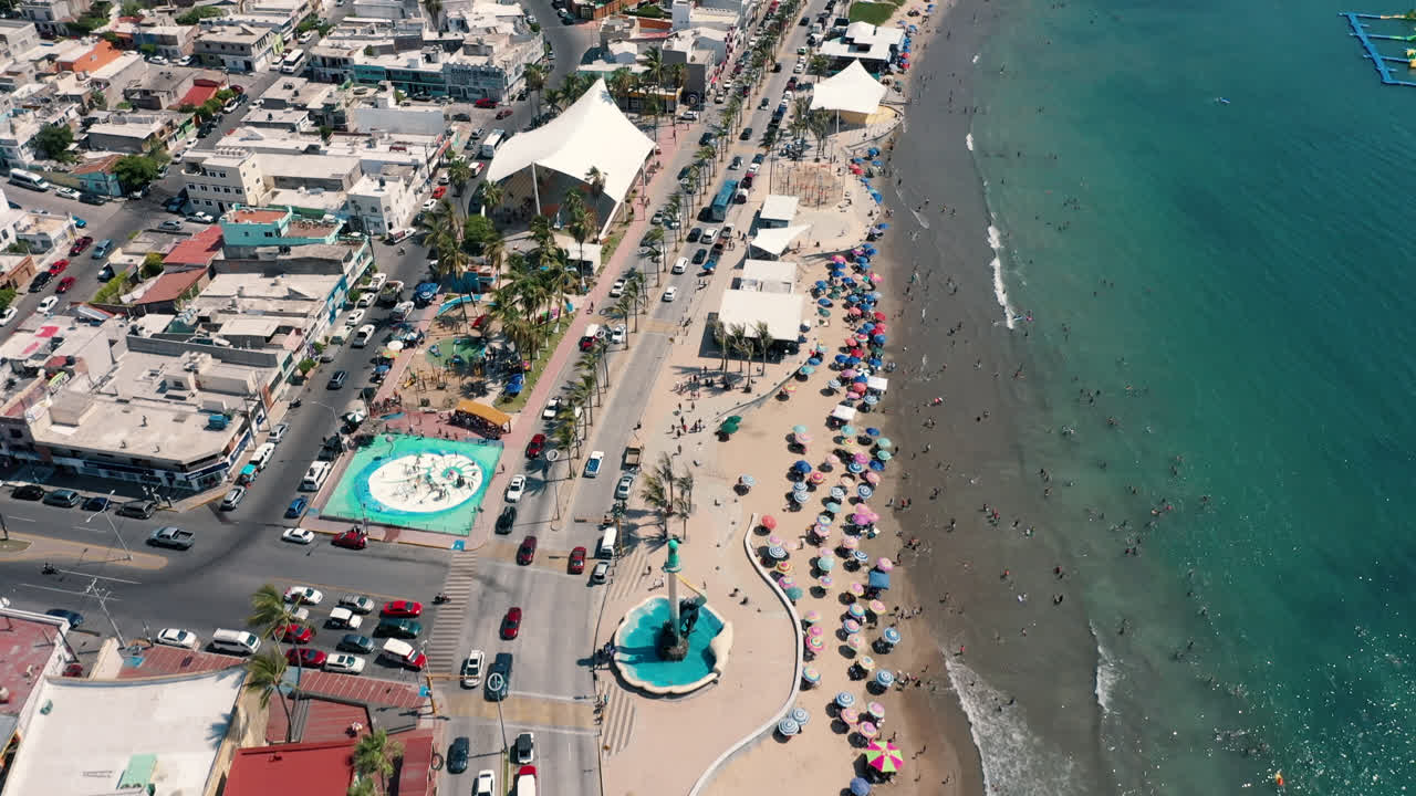 una playa. imágenes de drones de mazatlán, méxico