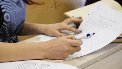 estudiante tomando notas en clase