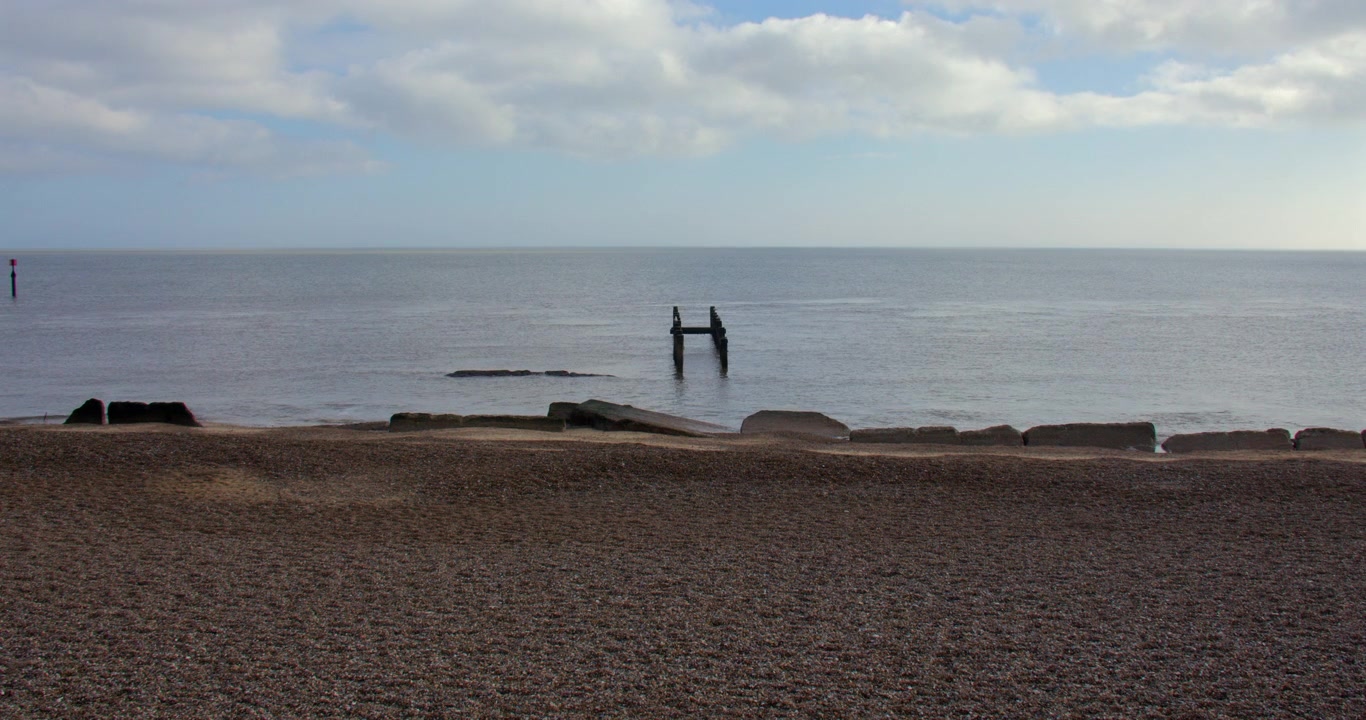 Scatto panoramico di pennelli frangiflutti rotti nel mare sulla spiaggia di Corton, Lowestoft