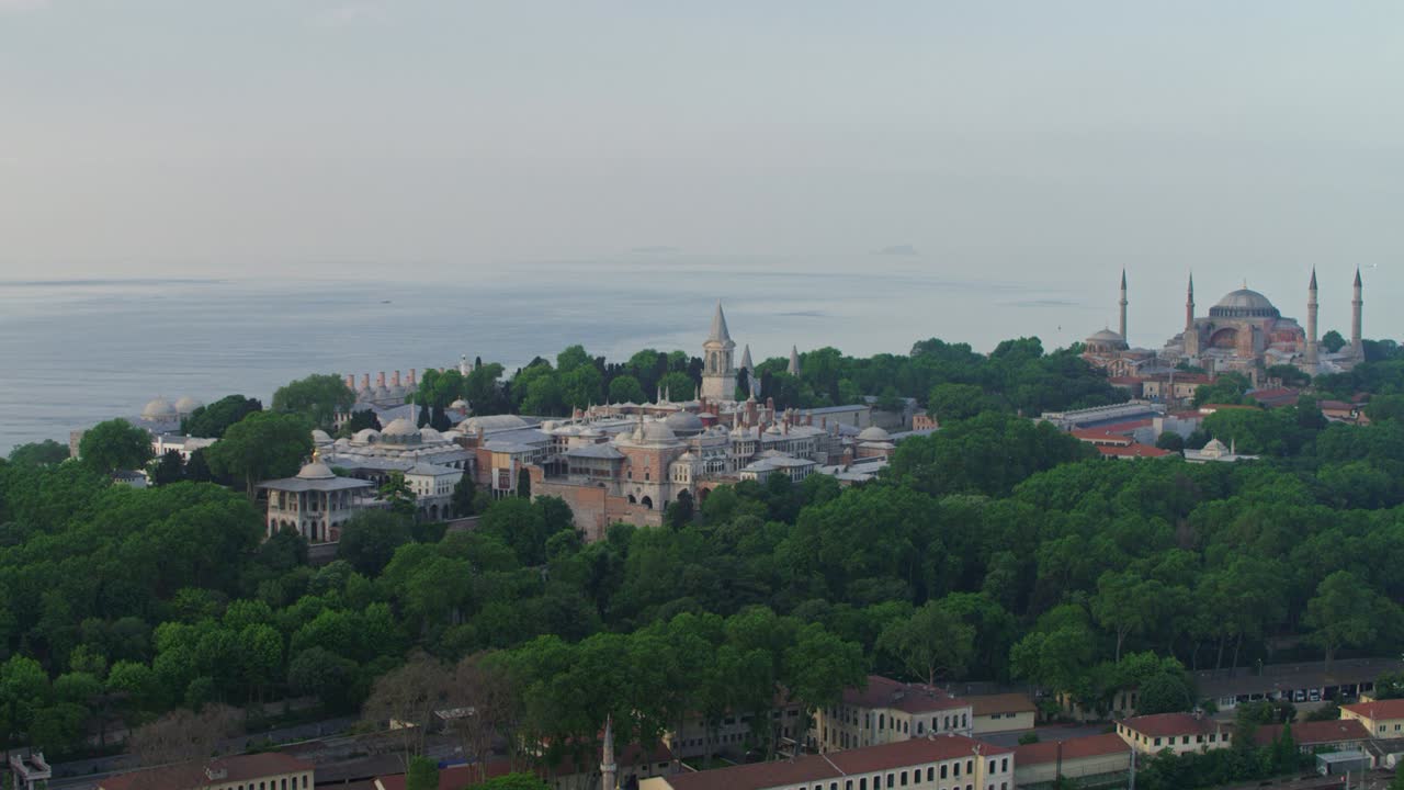 vista aérea de hagia sophia y el palacio de topkapi. paisaje histórico de la península de estambul.