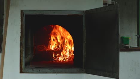 Fuego-En-El-Horno,-Mirando-Desde-El-Exterior