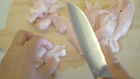 preparación de pecho de pollo crudo