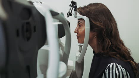 mujer que se examina los ojos en un optometrista