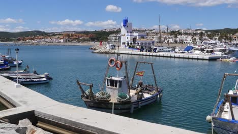 Plano-Panorámico-Derecho---Panorámica-A-Través-De-Los-Tradicionales-Barcos-Pesqueros-Españoles-En-Puerto-De-La-Duquesa-En-España