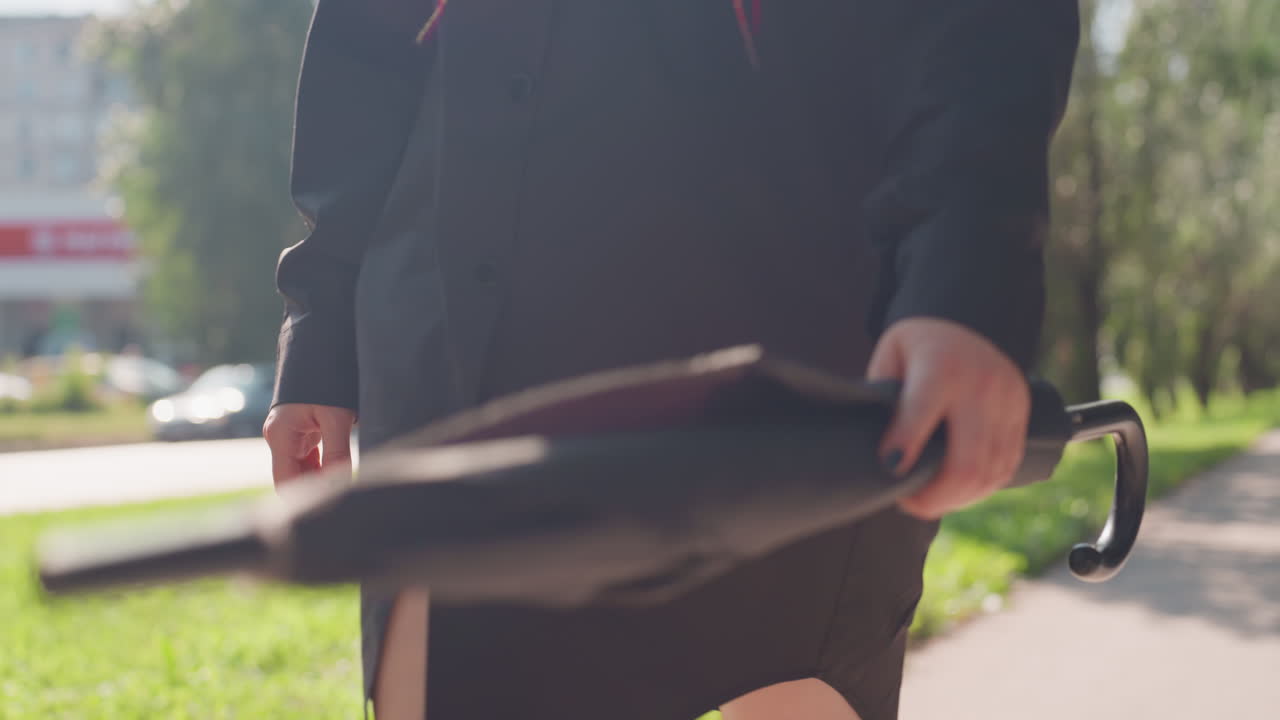 세련되고 전문적인 산책, 도시 속 자신감 넘치는 여성, 도시의 식물들 사이에서 스타일을 선보이는 세련된 임원, 화창한 야외에서 산책하는 동안 프로페셔널함을 풍기는 스타일리시한 백인 여성