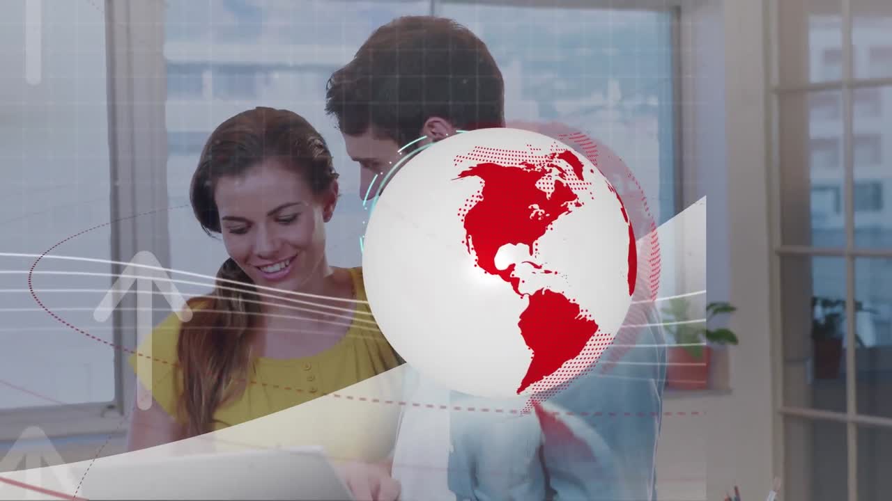 animación del globo y subir flechas procesamiento de datos sobre el hombre y la mujer sonrientes en la oficina