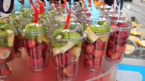 tazas de frutas frescas en un mercado callejero
