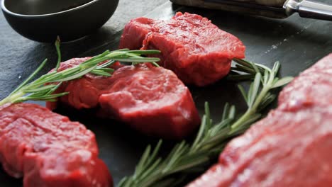 rohes fleisch und rosmarin auf der tafel