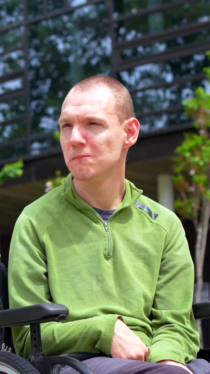 체어에 앉은 남자 야외