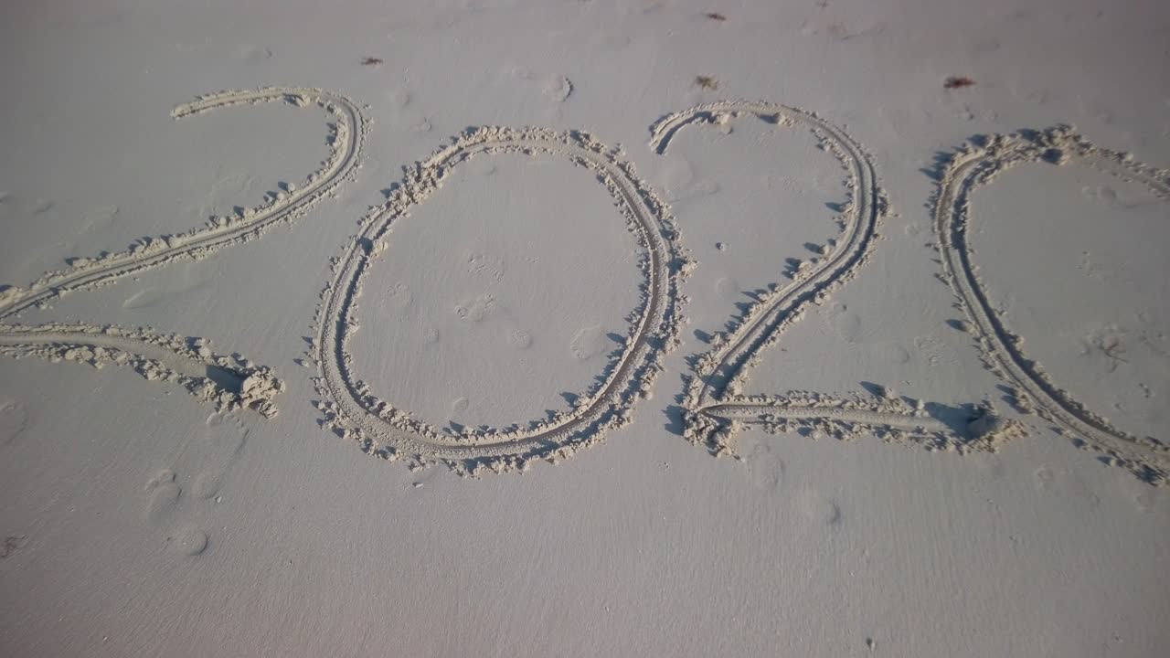 모래 위에 적힌 222까지 극단적으로 밀어넣기