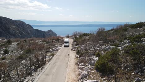 Einsamer-Camper,-Rv-Fahrende-Bergstraße-Gegen-Adria-Und-Inseln