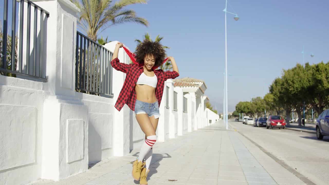jovem na moda em shorts jeans acanhados