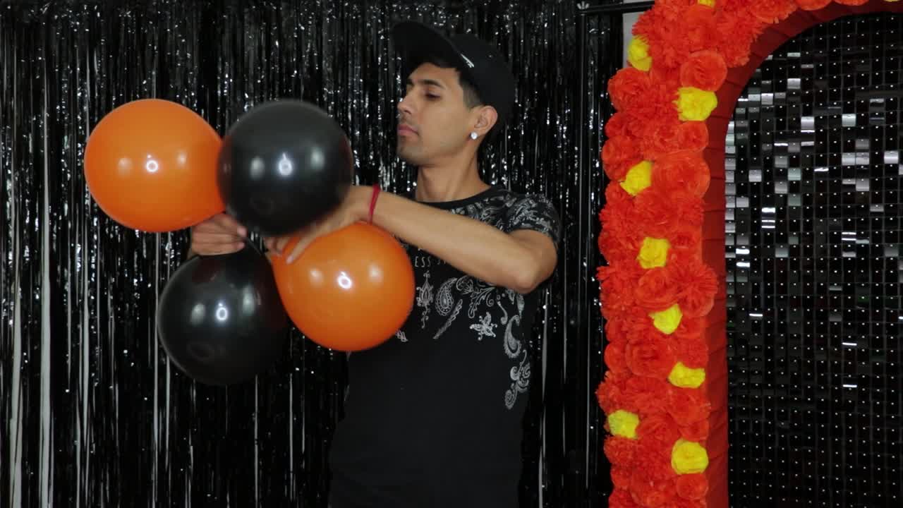 uniendo dos pares de globos para formar un cuarteto para la decoración