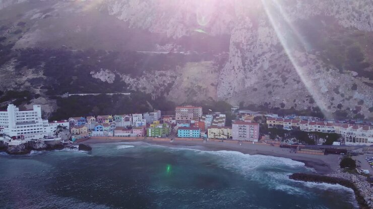 Luz Solar Através da Cidade Costeira de Catalan Bay em Gibraltar