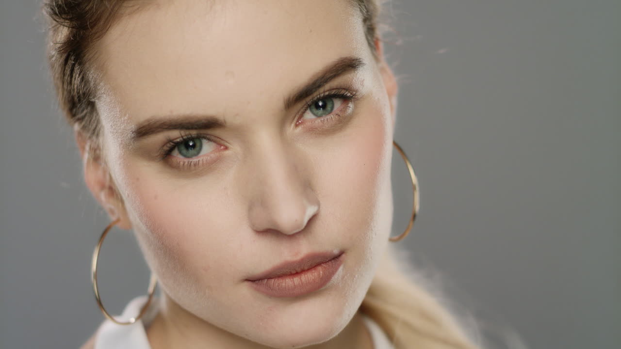 retrato de una mujer de negocios seria sobre un fondo gris. mujer pensativa