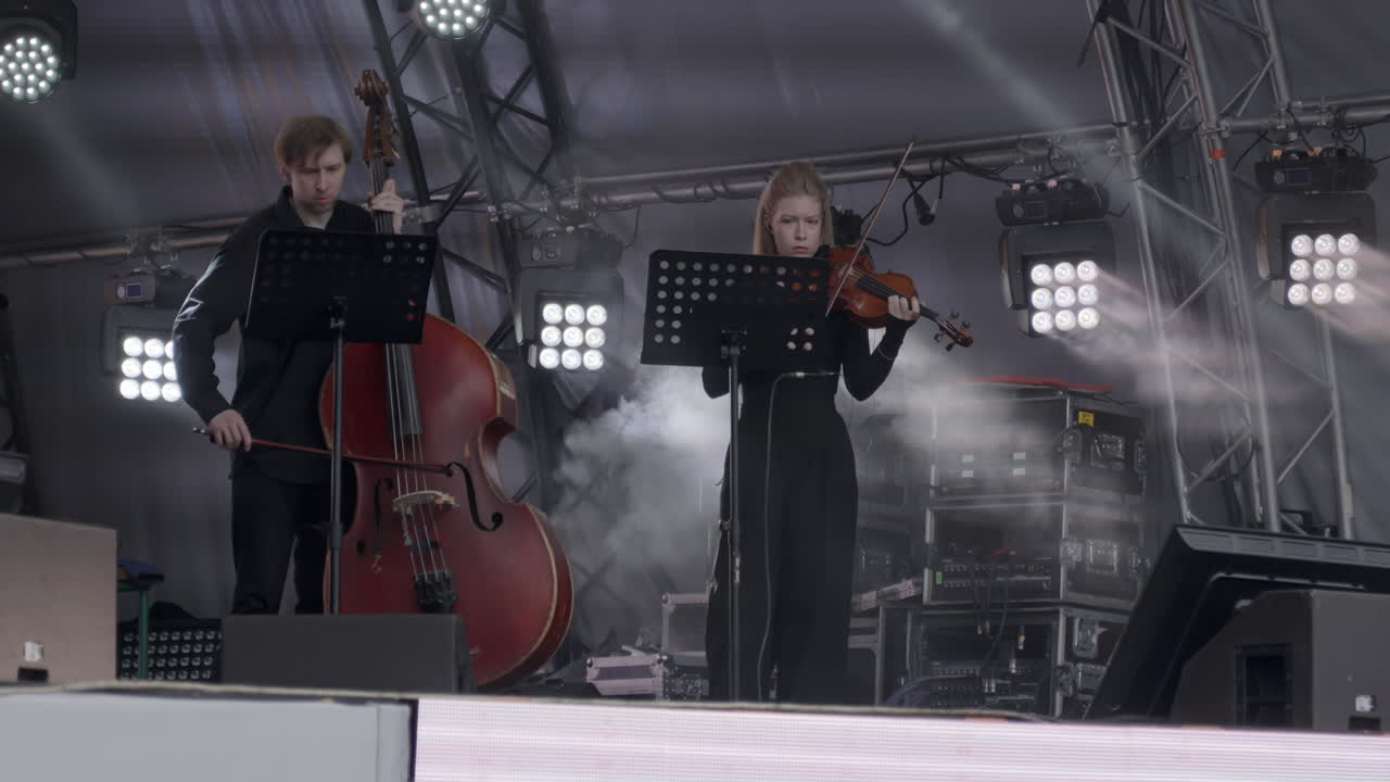 바이올린 듀오와 콘트라베이스 공연