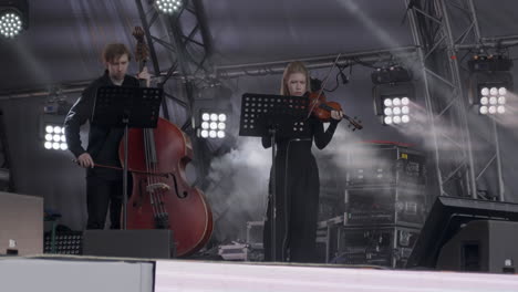 interpretación en dúo de violín y contrabajo