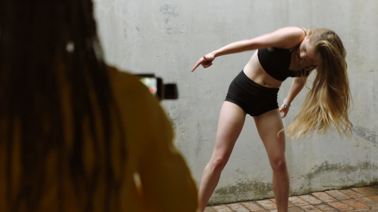 여성 인플루언서 댄서가 라이브 스트림에서 춤을 추고 있습니다.