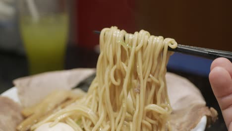 Mann-Benutzt-Essstäbchen,-Um-Ramen-Japanische-Nudeln-Zu-Essen