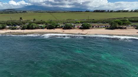 ho&#39;okipa beach es un destino turístico popular y un lugar turístico en maui, hawaii, ee.uu.