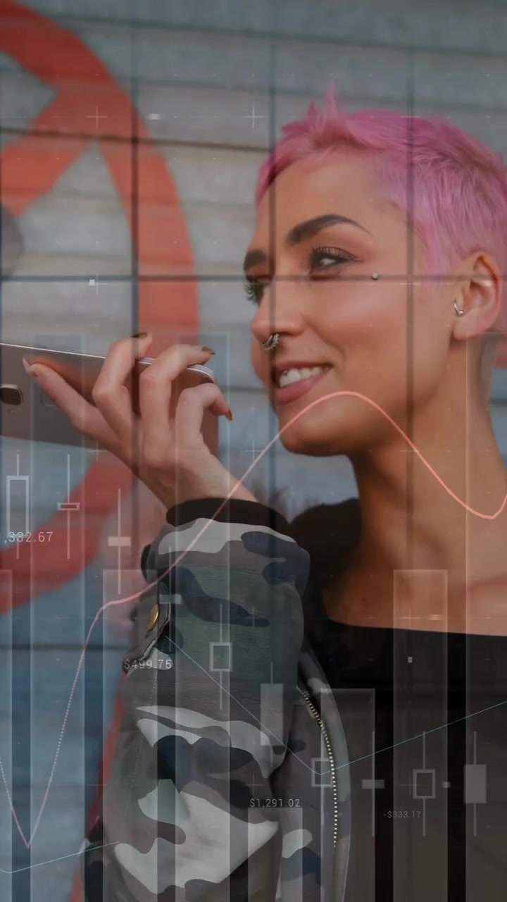 Video verticale: Donna che solleva il telefono, la telecamera si alza, mentre parla di finanza, con grafici in sovrimpressione sul soggetto.