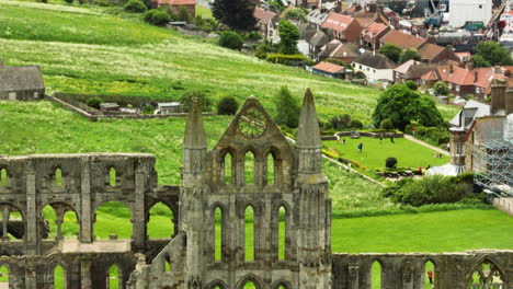 Arquitectura-Gótica-Inglesa-De-La-Abadía-De-Whitby-En-North-Yorkshire,-Inglaterra,-Reino-Unido