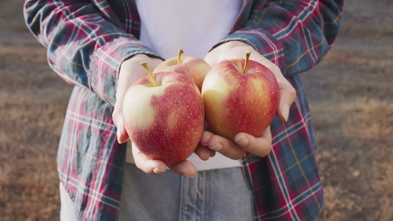 mujer con manzanas frescas