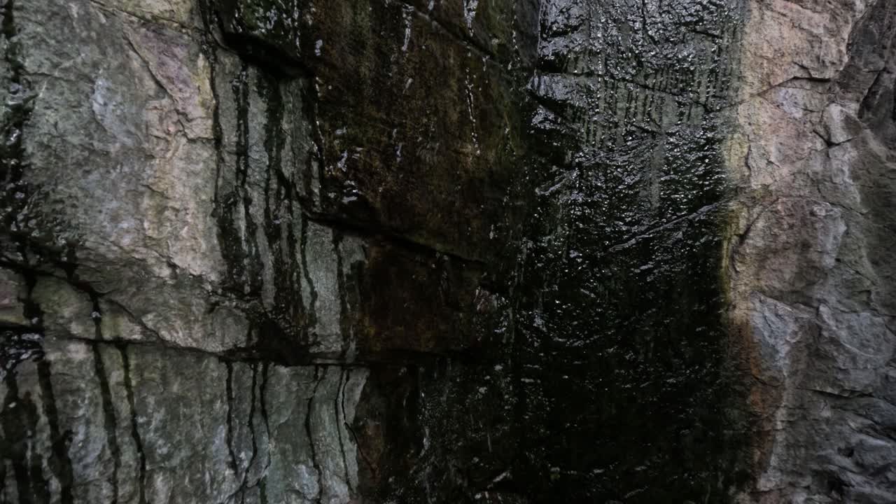 вода каскадом вниз по узкому скальному образованию